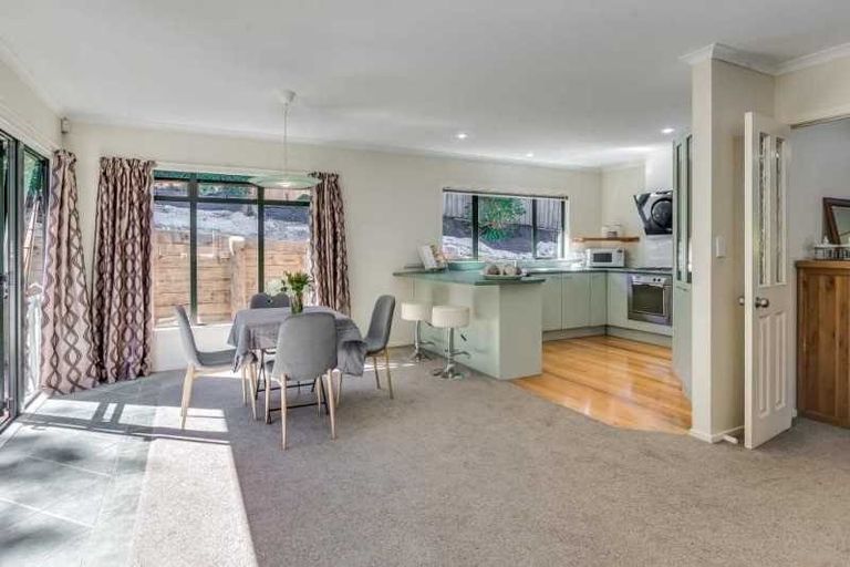 Photo of property in 4/177 Carlisle Road, Northcross, Auckland, 0632