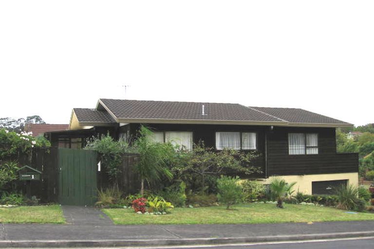 Photo of property in 1 Milwaukee Place, Glendene, Auckland, 0602