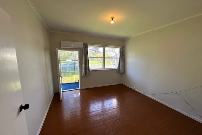Photo of property in 4/2 Godley Road, Green Bay, Auckland, 0604