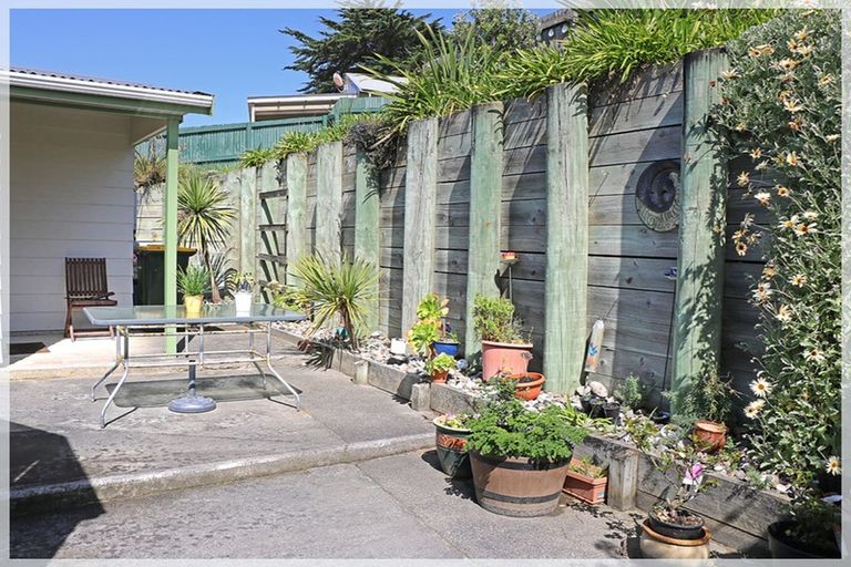 Photo of property in 50 Signal Street, Foxton Beach, Foxton, 4815