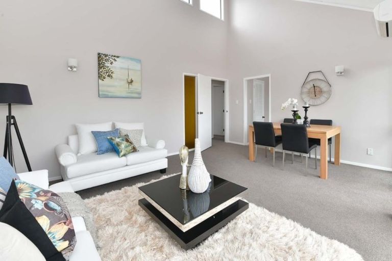 Photo of property in 2/18 Wernham Place, Northcote, Auckland, 0626