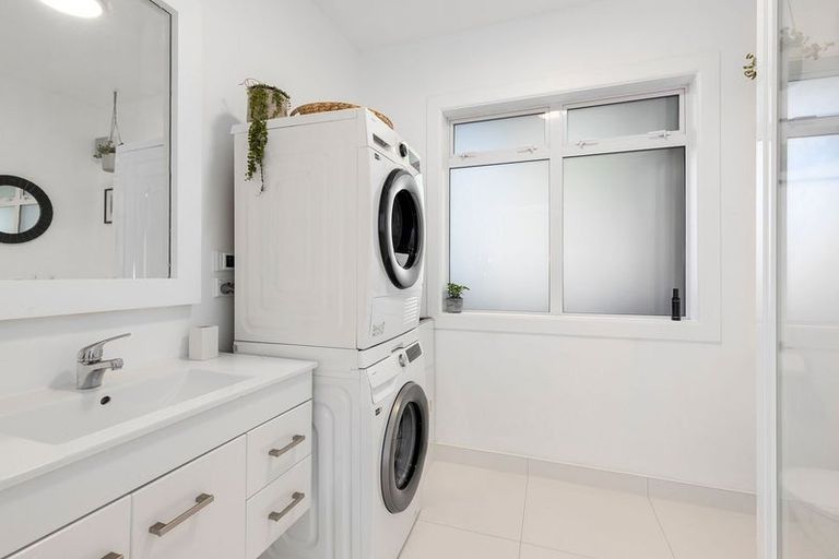 Photo of property in 277 Queens Drive, Lyall Bay, Wellington, 6022