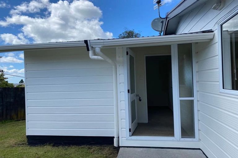 Photo of property in 1/41 Hobsonville Road, West Harbour, Auckland, 0618