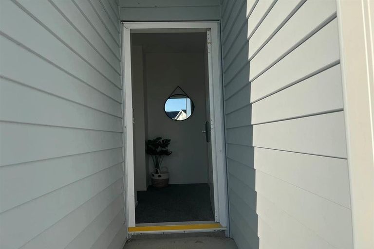 Photo of property in 2 Warbler Crescent, Papakura, 2110