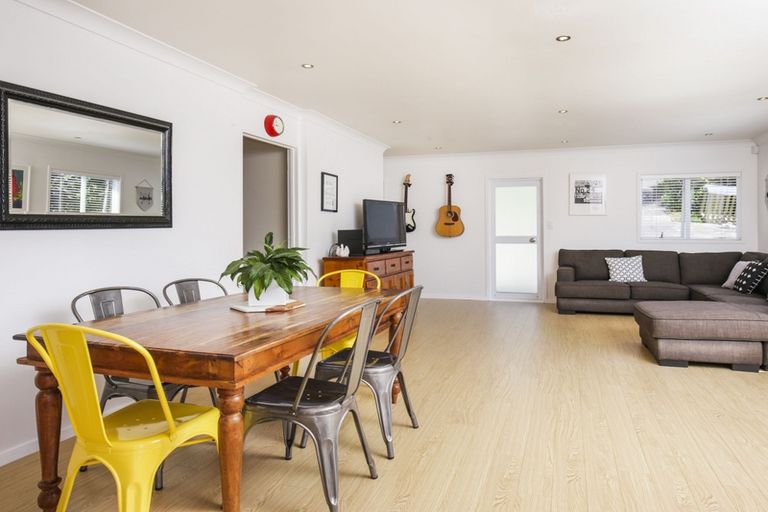 Photo of property in 2/52 West Lynn Road, Titirangi, Auckland, 0604