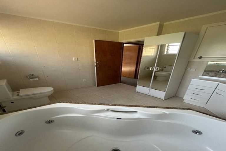 Photo of property in 19 South Lynn Road, Titirangi, Auckland, 0604