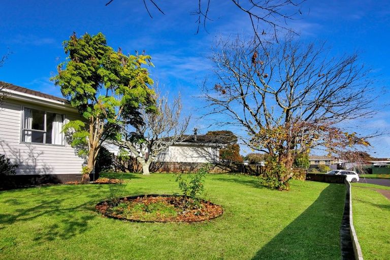 Photo of property in 14 Staverton Crescent, Mangere, Auckland, 2022