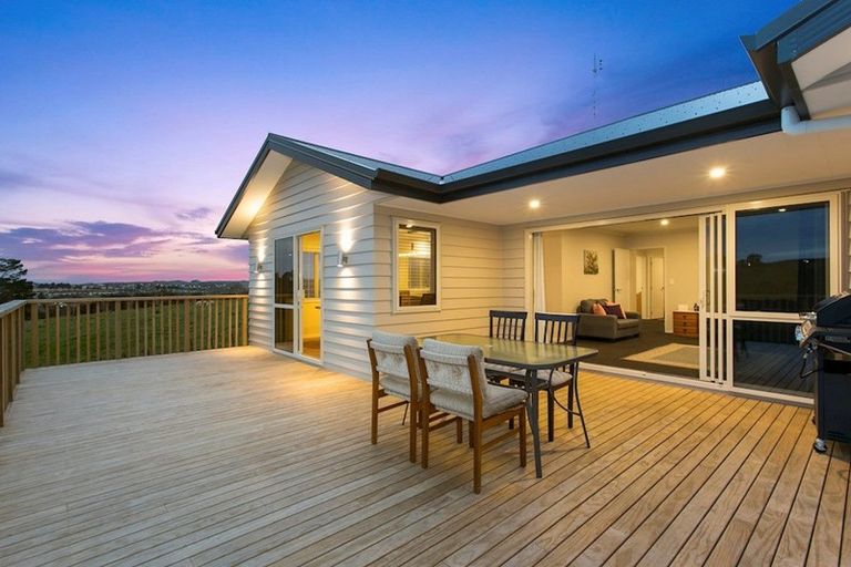 Photo of property in 38 Roberts Road, Matakatia, Whangaparaoa, 0930