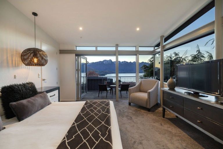 Photo of property in 6 Whitbourn Place, Fernhill, Queenstown, 9300