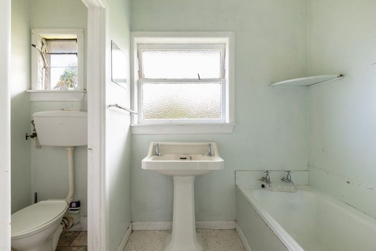 Photo of property in 518 Glenfield Road, Bayview, Auckland, 0629