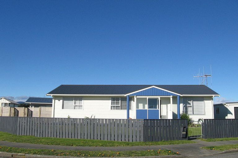 Photo of property in 7 Simcox Street, Otaki Beach, Otaki, 5512