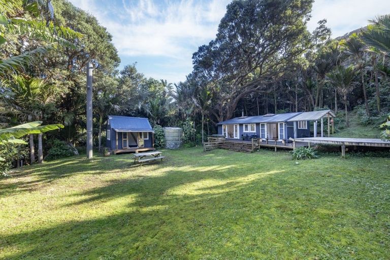 Photo of property in 122 Garden Road, Piha, New Lynn, 0772