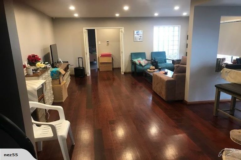 Photo of property in 9 Gwenand Place, Botany Downs, Auckland, 2010