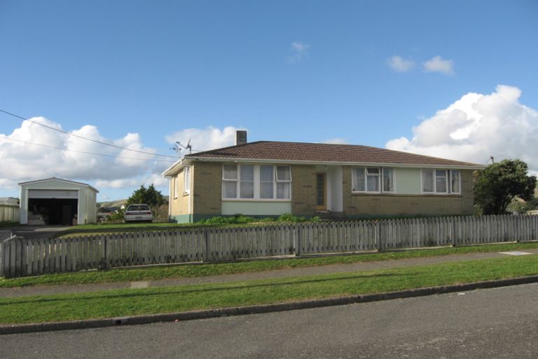 Photo of property in 2 Somerset Place, Cannons Creek, Porirua, 5024
