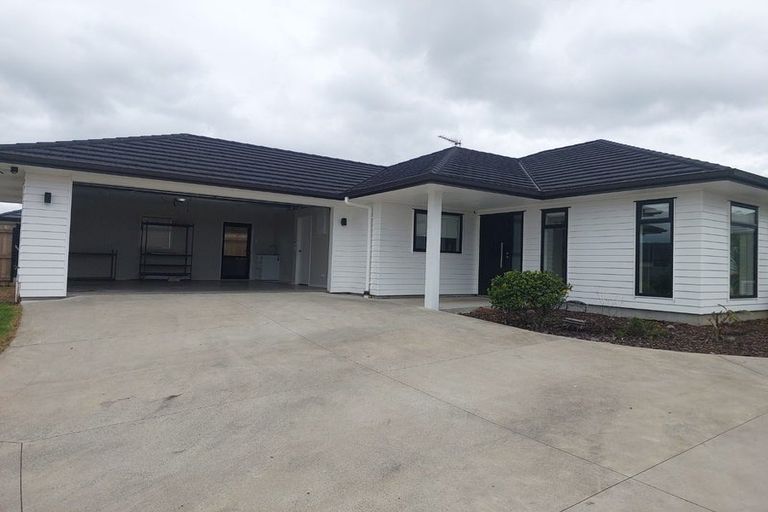 Photo of property in 8 Opouatu Avenue, Glenbrook, 2681