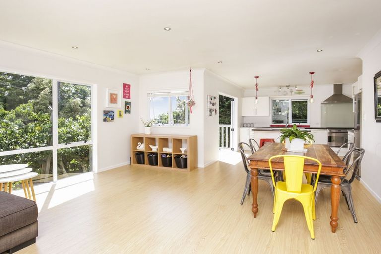 Photo of property in 2/52 West Lynn Road, Titirangi, Auckland, 0604