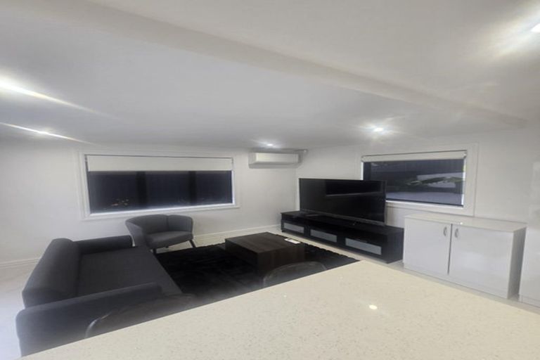 Photo of property in 1 Bartells Drive, Goodwood Heights, Auckland, 2105