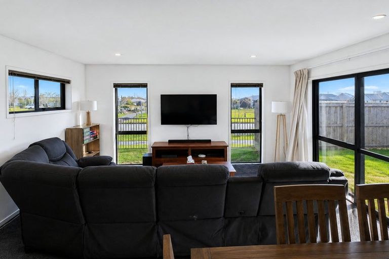 Photo of property in 1 Robalan Close, Halswell, Christchurch, 8025