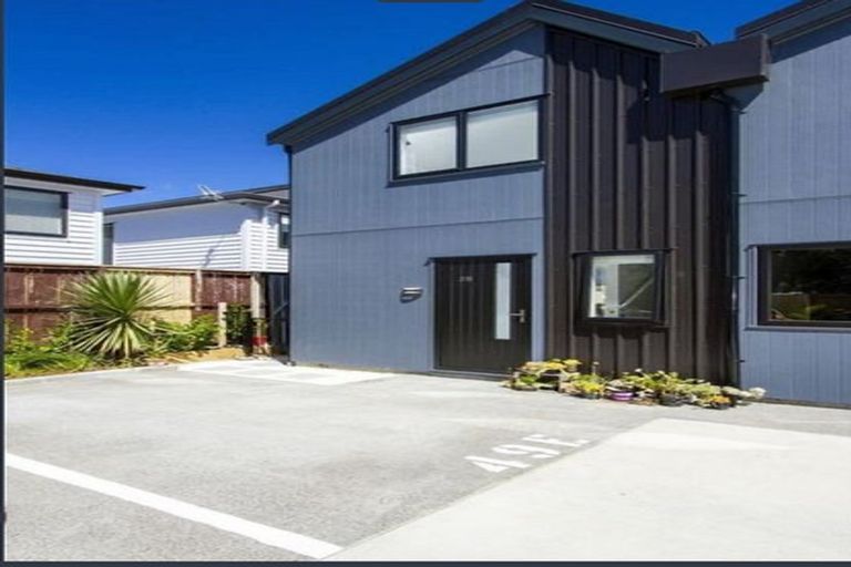 Photo of property in 2b Rosalind Road, Glenfield, Auckland, 0629