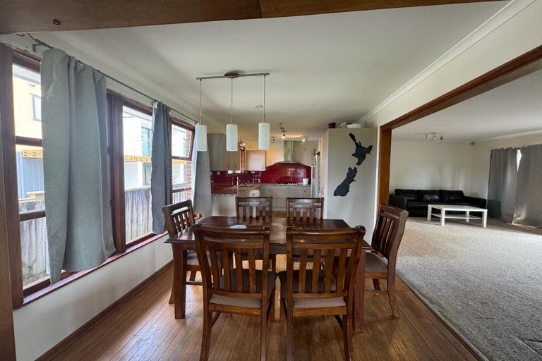 Photo of property in 28 Woodford Avenue, Henderson, Auckland, 0610