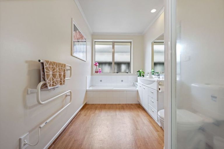 Photo of property in 6 Locksley Lane, Hamilton East, Hamilton, 3216