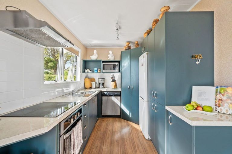 Photo of property in 11 Karoro Road, One Tree Point, 0118