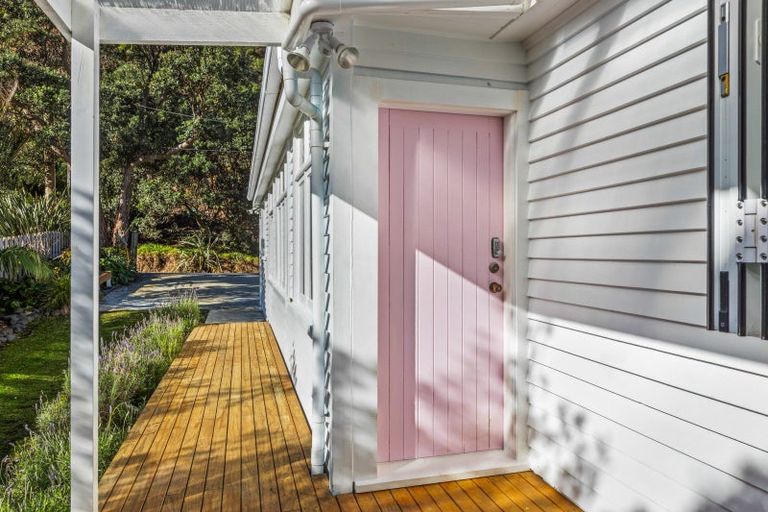 Photo of property in 32 Karekare Road, Karekare, New Lynn, 0772