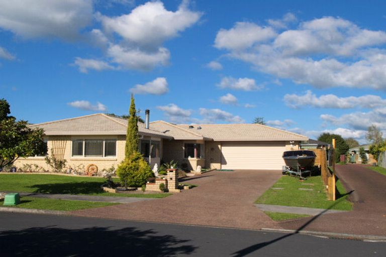 Photo of property in 6 John Lister Close, Golflands, Auckland, 2013