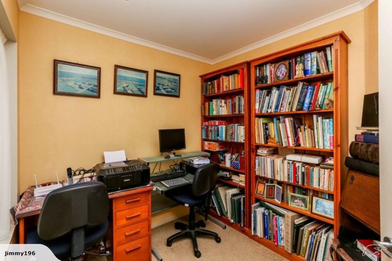 Photo of property in 1 Orlando Close, Frankleigh Park, New Plymouth, 4310