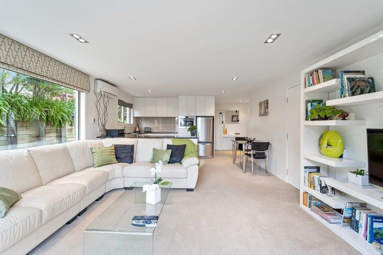 Photo of property in 19 Robin Lane, Browns Bay, Auckland, 0630