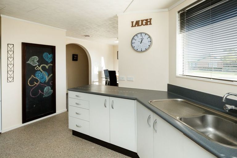 Photo of property in 96 Hillcrest Drive, Kelvin Grove, Palmerston North, 4414