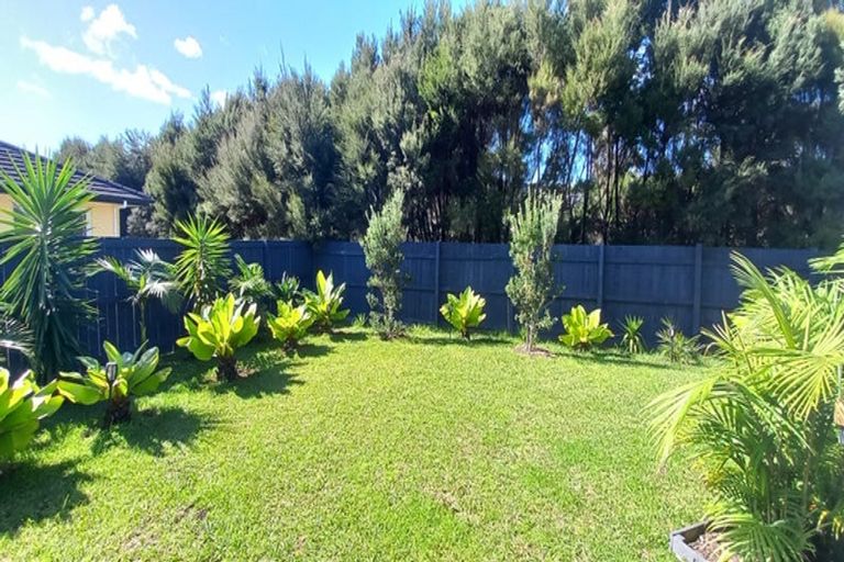 Photo of property in 2 Meenas Place, Cable Bay, 0420