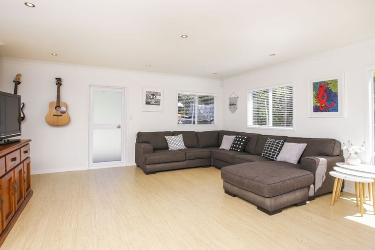 Photo of property in 2/52 West Lynn Road, Titirangi, Auckland, 0604