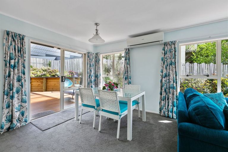 Photo of property in 22 Jumento Place, Unsworth Heights, Auckland, 0632