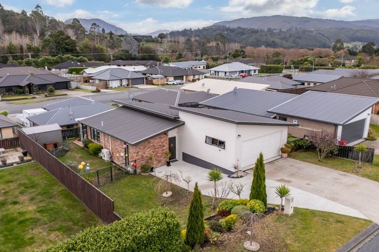 Photo of property in 7 Diamond Grove, Brown Owl, Upper Hutt, 5018
