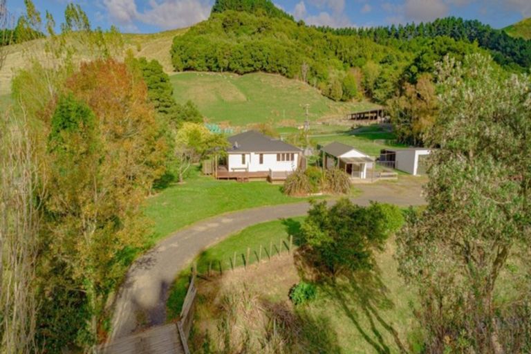 Photo of property in 587 Pa Valley Road, Alfredton, Eketahuna, 4993