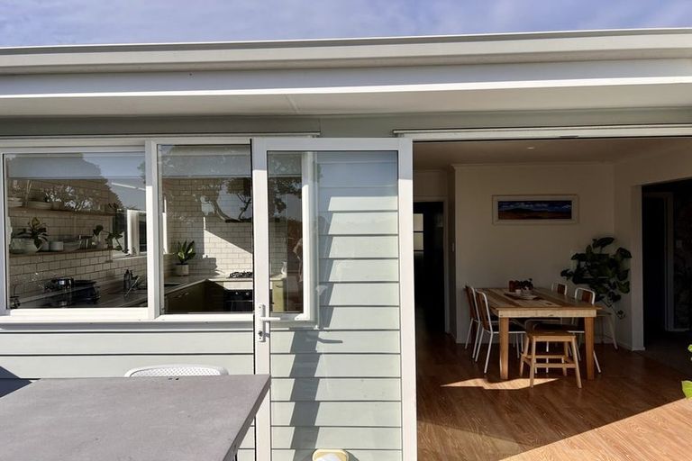 Photo of property in 2 Lindale Grove, Waikanae Beach, Waikanae, 5036