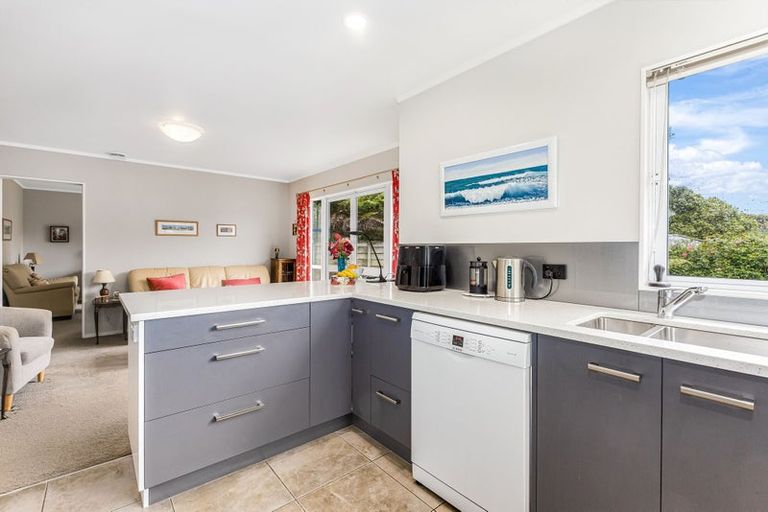 Photo of property in 21 Saunders Close, Whitby, Porirua, 5024