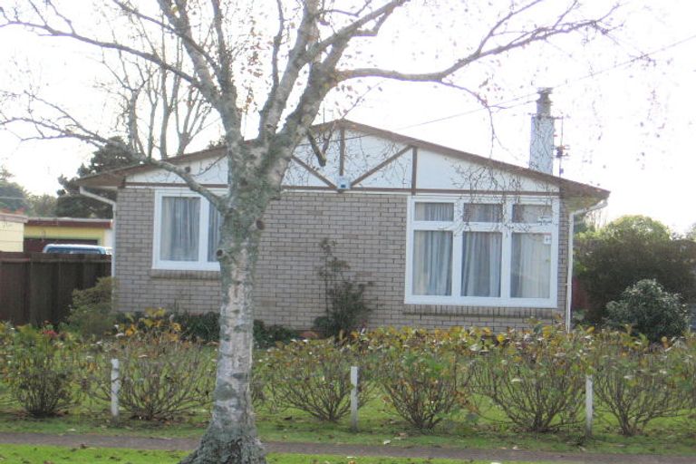 Photo of property in 19 Yeovil Road, Te Atatu Peninsula, Auckland, 0610