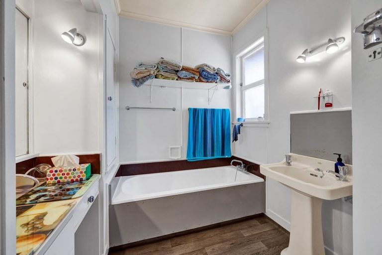 Photo of property in 24 Tarahua Road, Vogeltown, New Plymouth, 4310