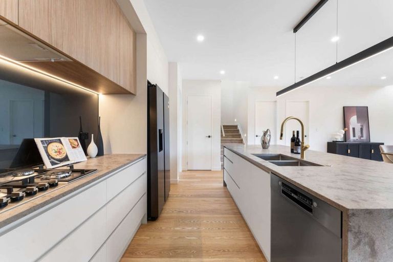 Photo of property in 16 Mcmenamin Place, Fairview Heights, Auckland, 0632