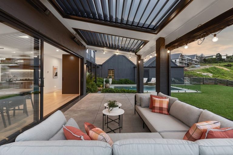 Photo of property in 9 Ridgelea Road, Long Bay, Albany, 0792