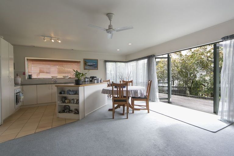 Photo of property in 2/160 Cliff View Drive, Green Bay, Auckland, 0604