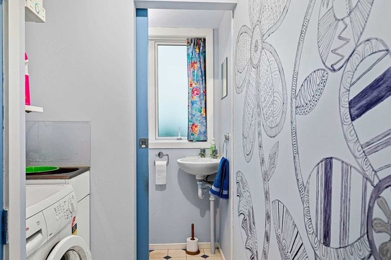 Photo of property in 16 Tiki Street, New Lynn, Auckland, 0600