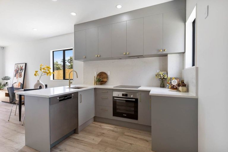 Photo of property in 1/77 Glenmore Road, Sunnyhills, Auckland, 2010