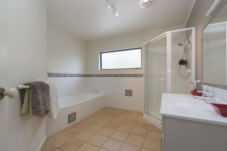 Photo of property in 2/160 Cliff View Drive, Green Bay, Auckland, 0604