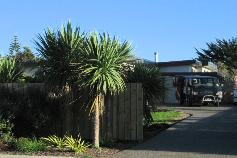 Photo of property in 28 Rangihiroa Street, Waikanae Beach, Waikanae, 5036
