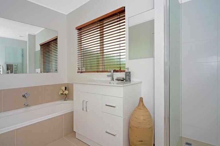 Photo of property in 1/1 Heathglen Place, Bayview, Auckland, 0629