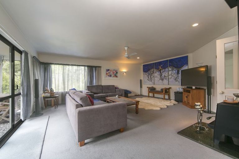 Photo of property in 2/160 Cliff View Drive, Green Bay, Auckland, 0604