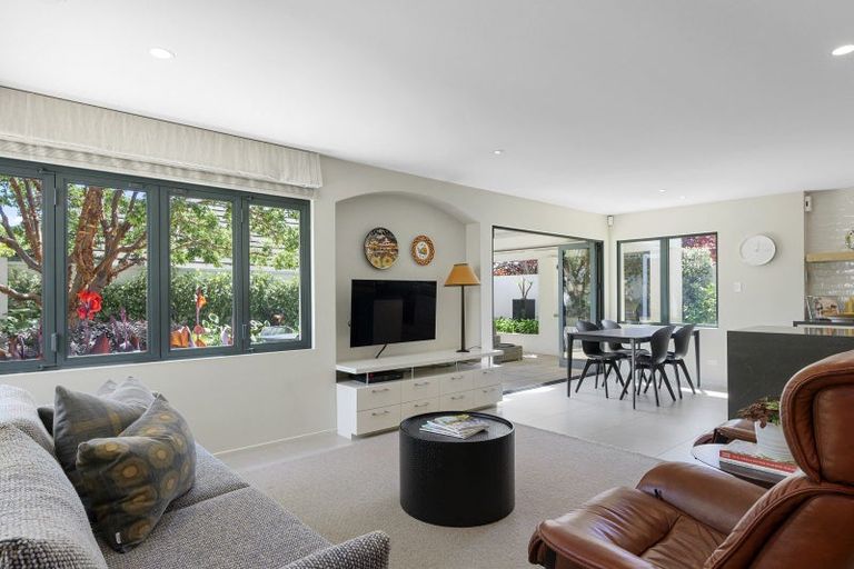 Photo of property in 37 Thornycroft Street, Fendalton, Christchurch, 8052